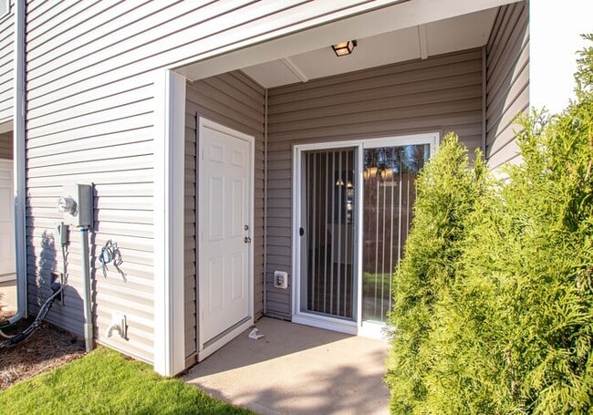 Building Photo - BEAUTIFUL 2 Bedroom Townhome in Cox Mill District AVAILABLE JUNE 2026