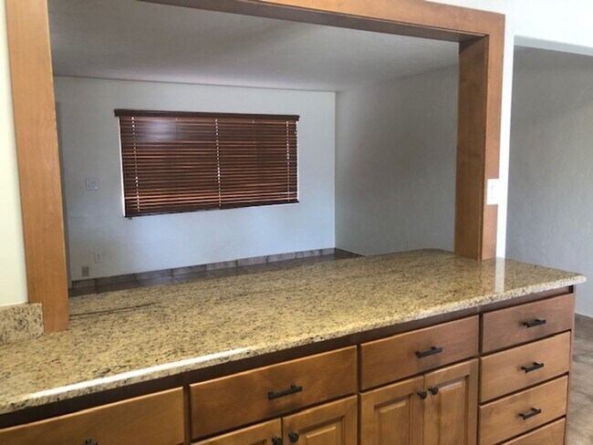 Building Photo - Mid town newly updated home!