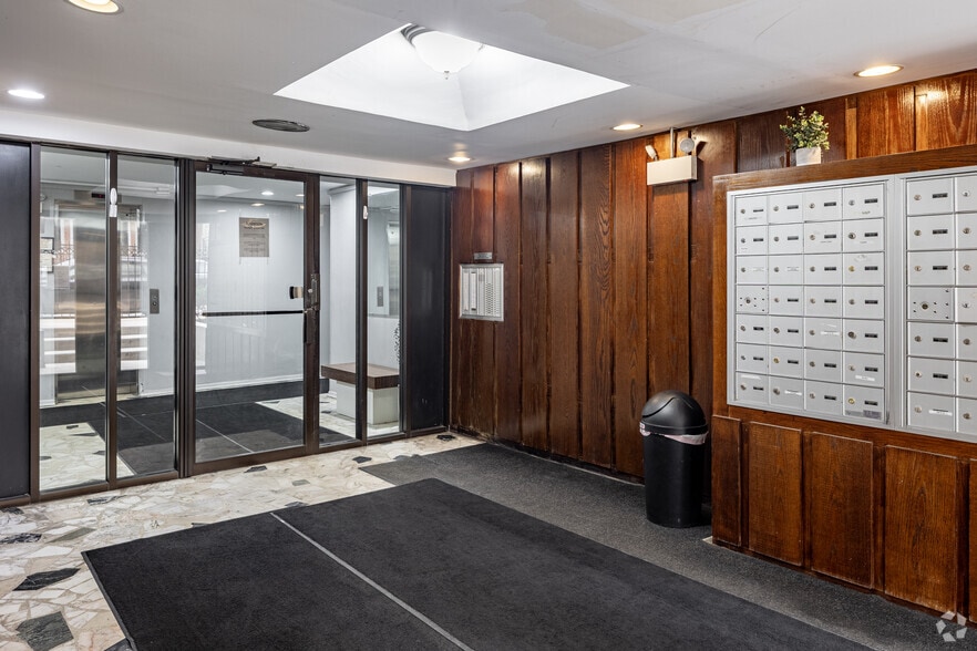 Lobby Photo - 3161 N Cambridge Ave