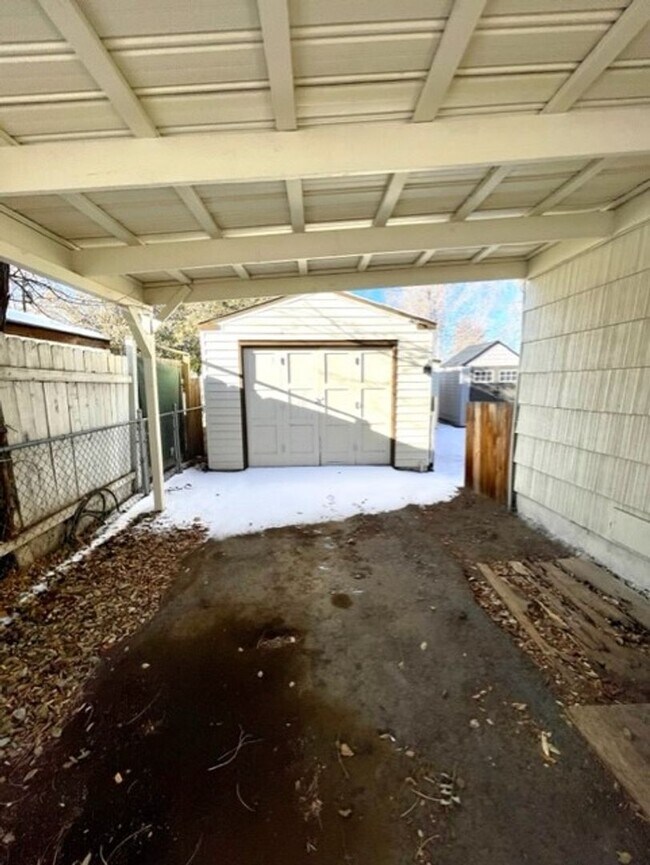 Building Photo - Charming Downtown Redmond Home with Huge Fenced Yard & Garage!