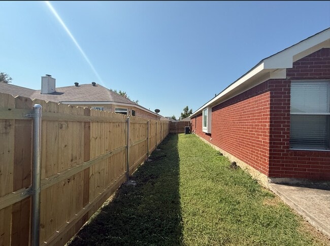 Building Photo - 3912 Silver Springs Dr