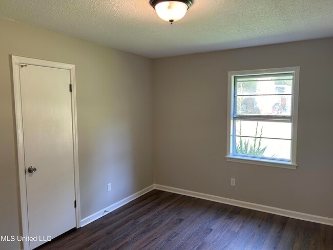 Building Photo - 2955 Normandy Dr