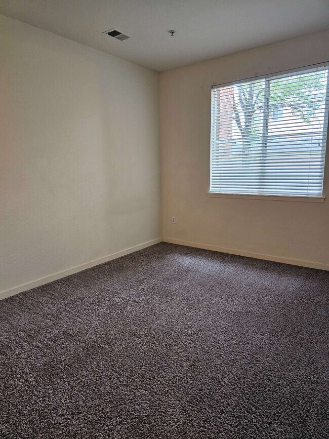 Building Photo - Convenient and Spacious 2BR/2BA in Park Hill of Denver