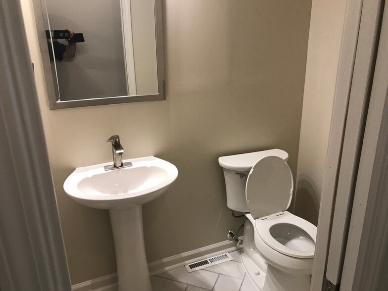 Building Photo - 264 Pickwick Dr