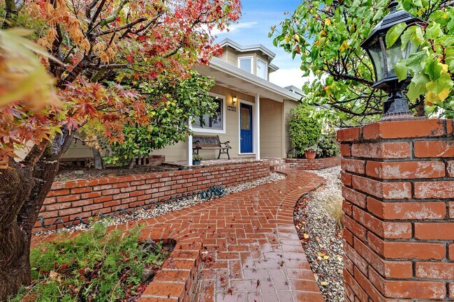 Building Photo - Stunning San Carlos 5 bedroom 4 bathroom H...