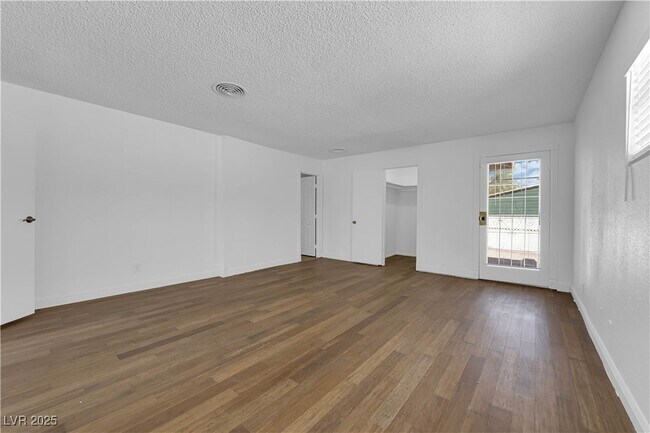 Building Photo - 105 Woodley St