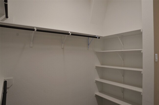 Building Photo - 23834 Pullin Market Dr