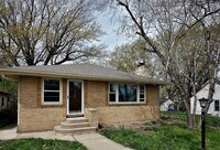 Building Photo - Updated 4 BR / 3 BA SFH w/ Hdwd Flrs, Sunny Porch, 2-car Garage in Robbinsdale!