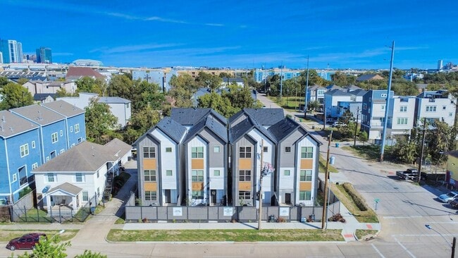 Building Photo - 2524 Live Oak St