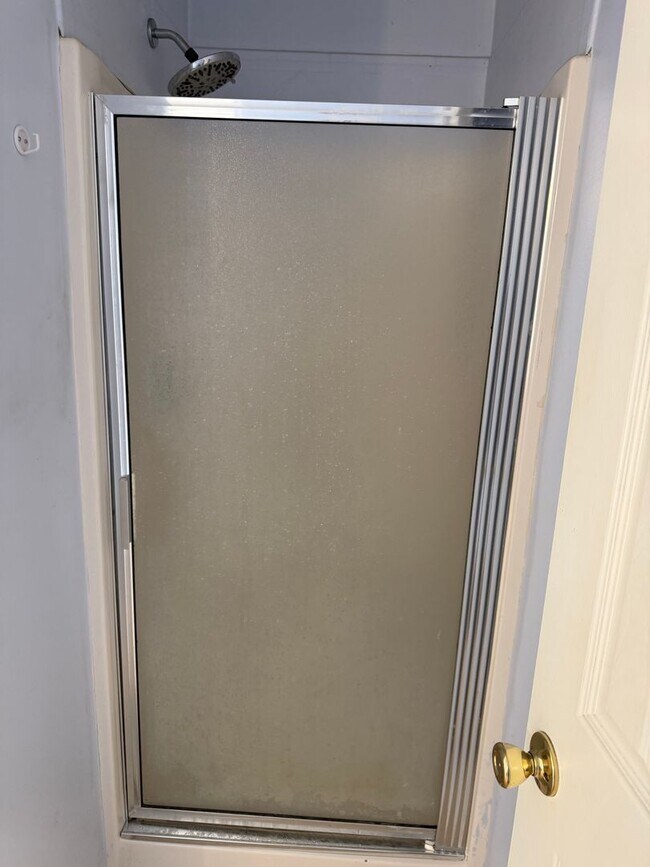 Building Photo - 3 Bed 2 Bath House with 2 Car Garage.  Has Gas Heat