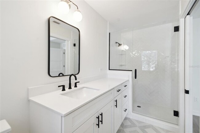 Building Photo - 1602 Park Lake St