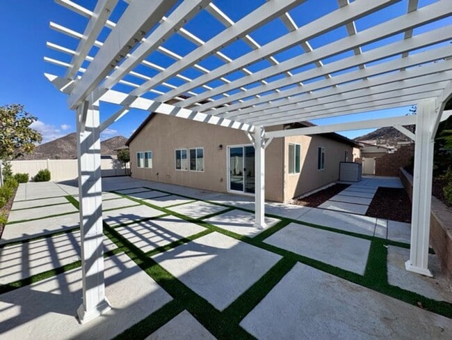 Building Photo - Stunning 2021 built 4 bedroom home for LEA...