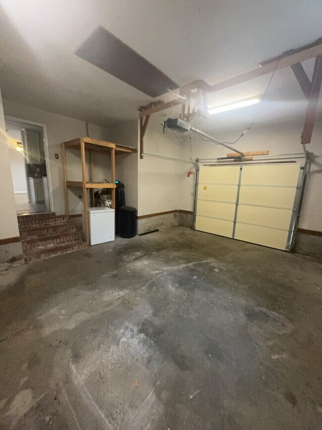 Building Photo - 710 Stonewall Ave