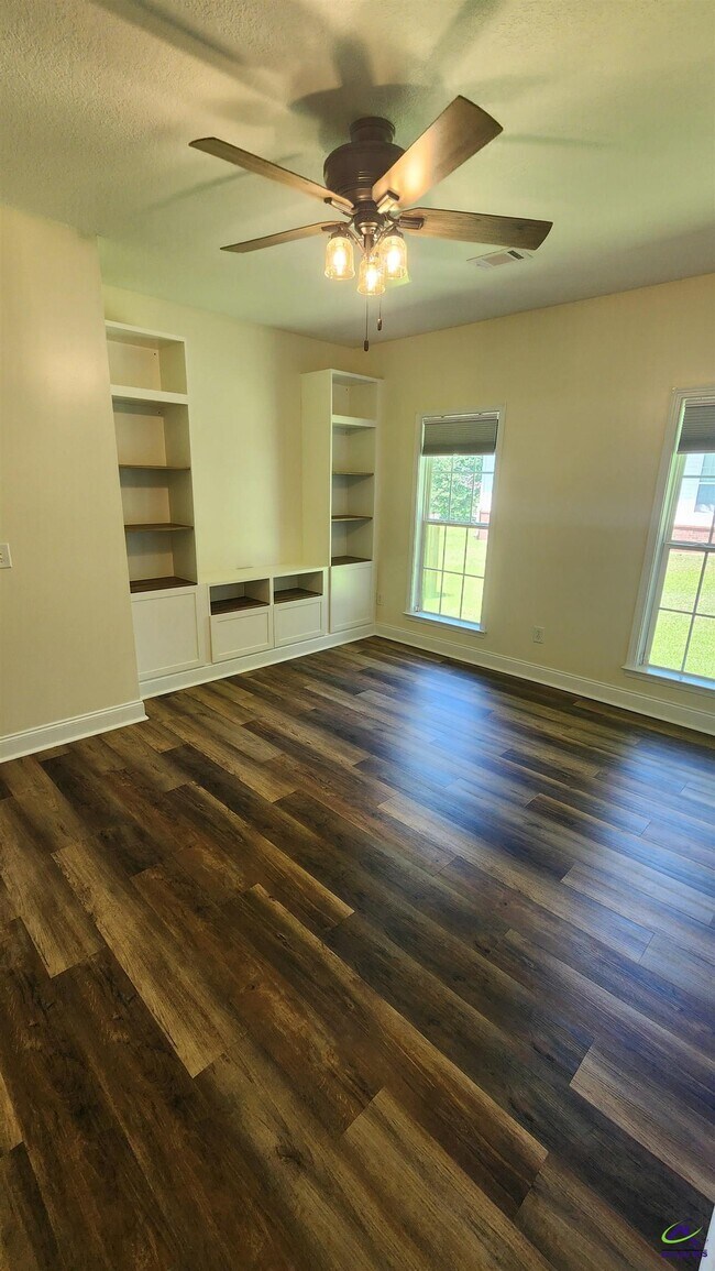 Building Photo - 502 Woods Edge Way