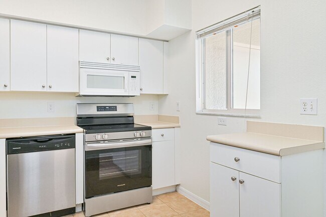 Building Photo - ~2 bed/2 bath UPDATED condo at The Cove on Six Mile