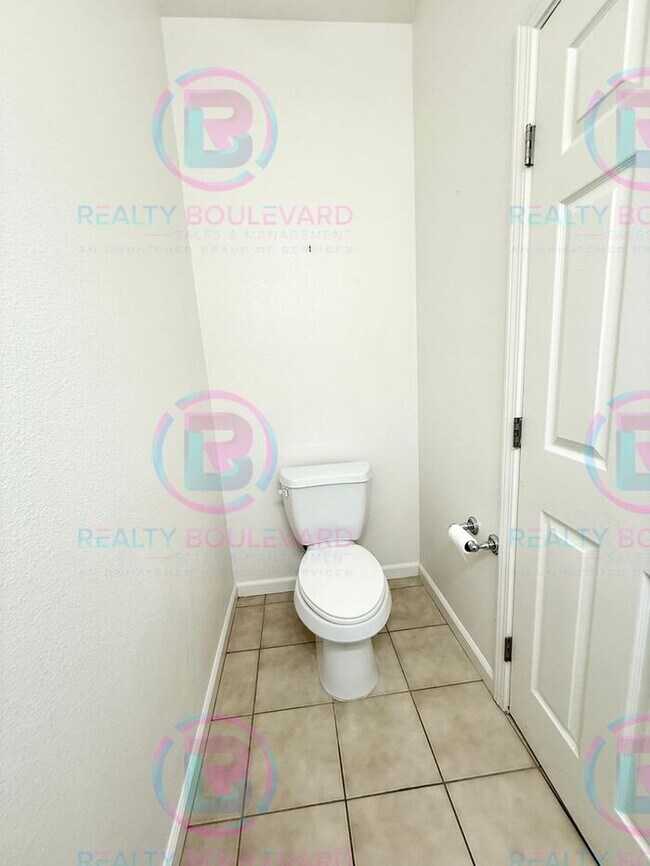 Building Photo - Gorgeous Two Story 3 Bedroom 2.5 Bathroom ...