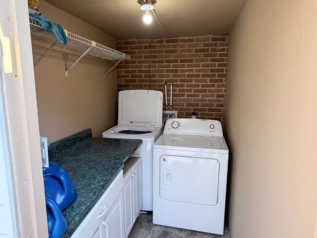 Building Photo - Spacious 1BR / 1BA Basement Apartment Just Minutes From Town