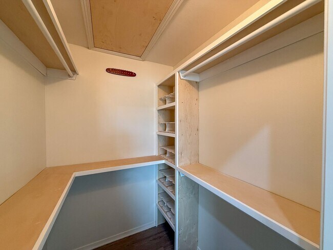 Building Photo - Completely renovated 2 bedroom 2 bath waterfront condo for rent near Pensacola Beach!