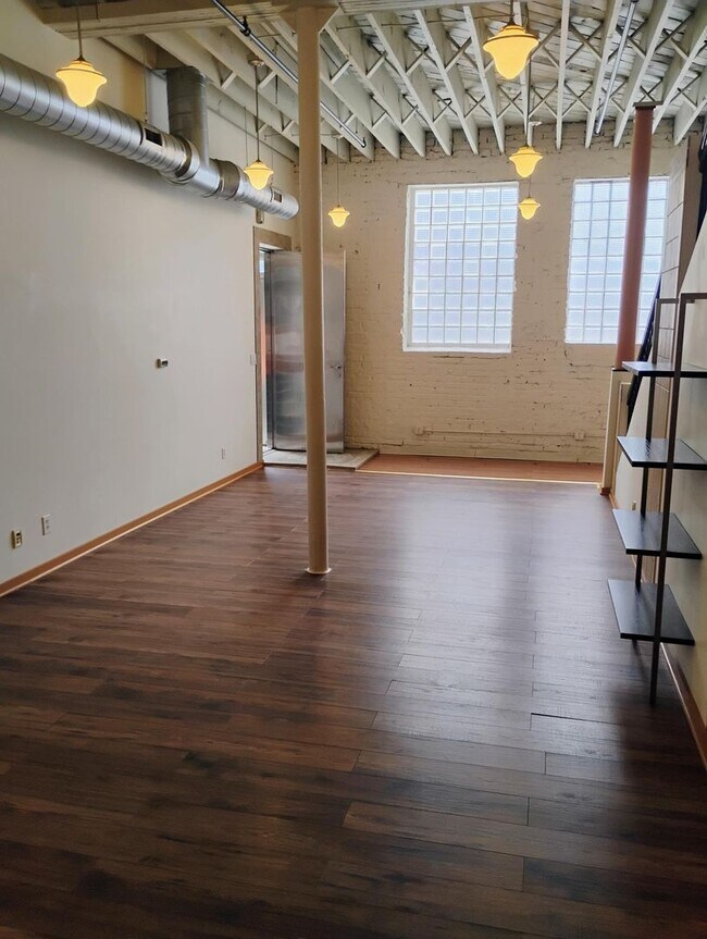 Building Photo - 1 BEDROOM 1.5 BATH IN DOWNTOWN CHAMPAIGN