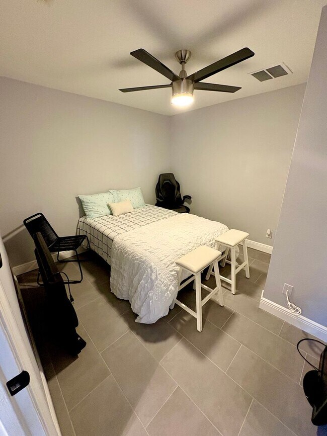 Building Photo - Spacious updated 4/2/2 Home Centrally Located in PSL!