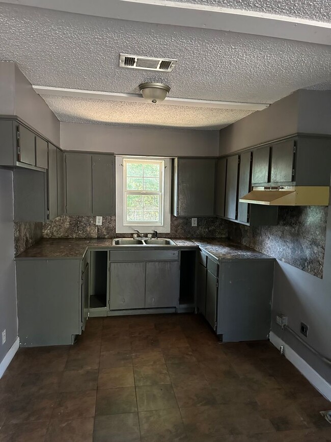 Building Photo - 608 Hardin St