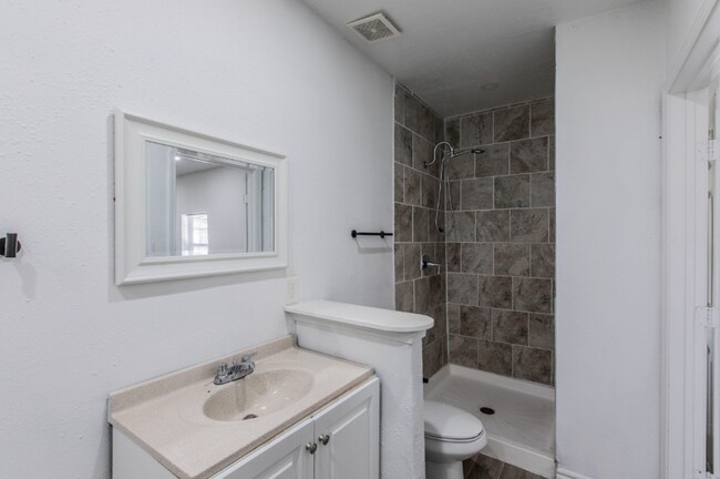 Building Photo - 301 E Dumble St