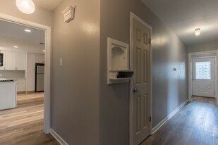 Building Photo - 1800 Hilltop Dr