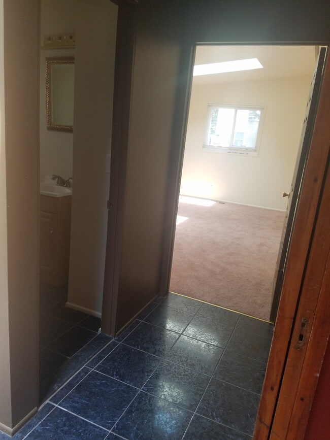 Building Photo - Single Family Home within walking distance to Quinnipiac