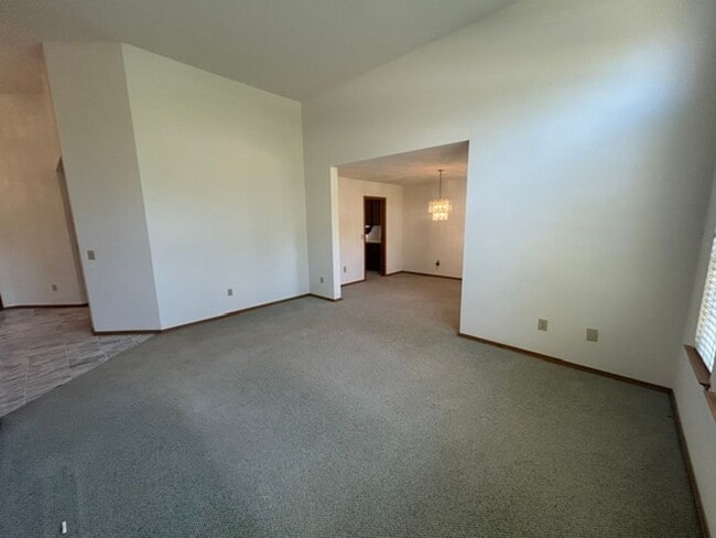 Building Photo - 3 Bedroom 2 Bathroom with a Bonus Room and Pool in the El Diamante School District!