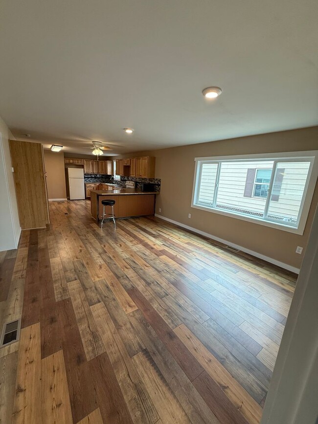 Building Photo - Updated 2 Bedroom, 1 Bath Home – Quiet Ins...