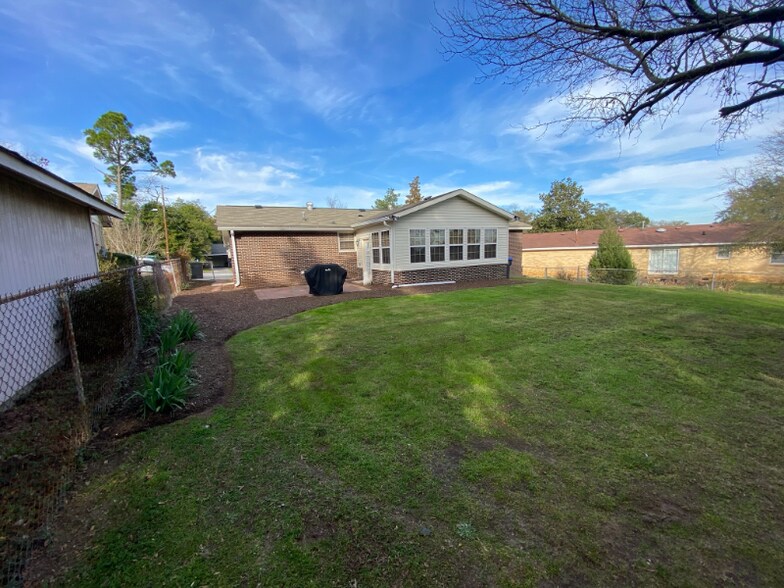 Building Photo - 2222 Woodland Ave