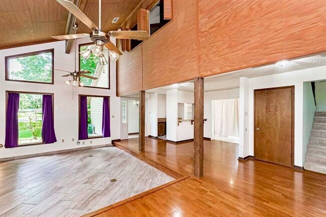 Building Photo - Spacious 3BR/2.5BA Retreat in Briarwood Es...