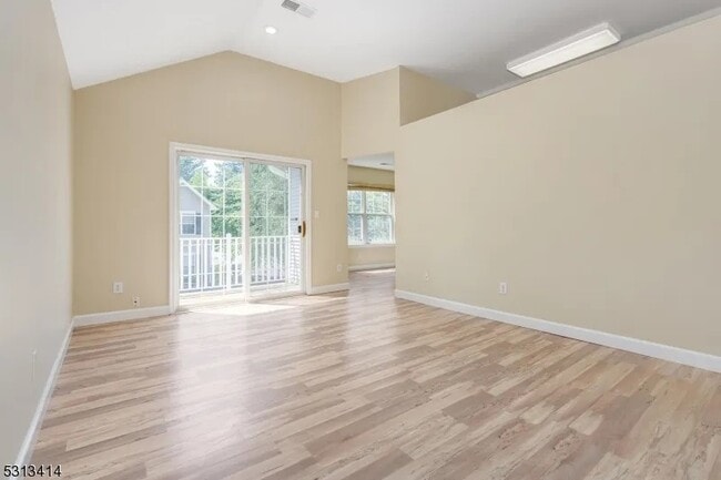 Living area - 121 Williamson Ct