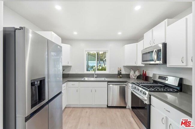 Building Photo - 15040 Hamlin St