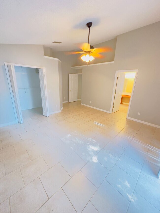 Building Photo - Beautiful 4 bedrooms 2 baths single family...