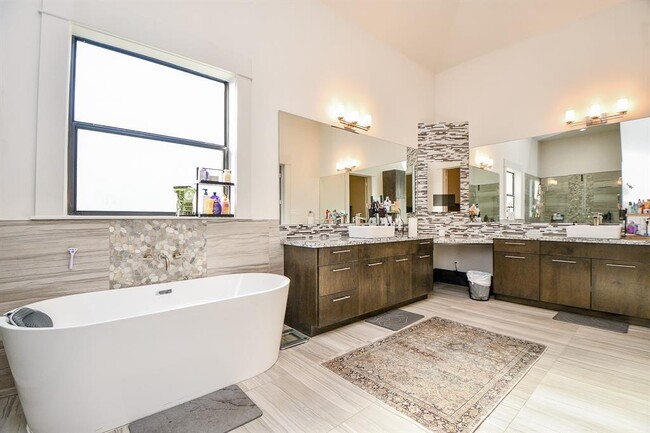 Building Photo - 3203 Blue Bonnet Blvd