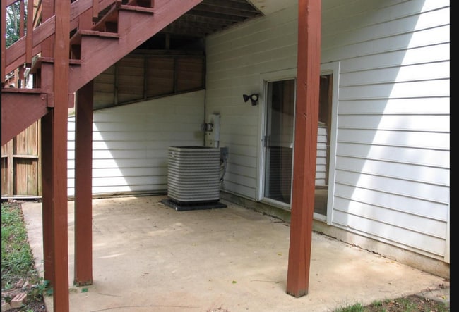 Building Photo - Briarwood Townhome close to NGIC and Hollymead Town Center!