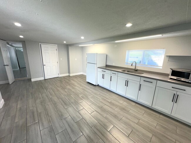 Building Photo - 515 49th Ave Terrace W