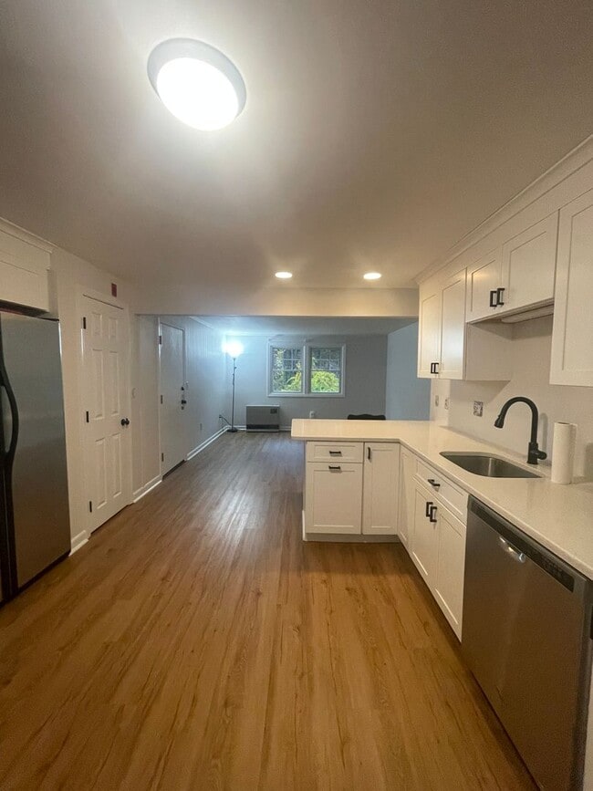 Building Photo - Downtown Kittery- close to the Shipyard