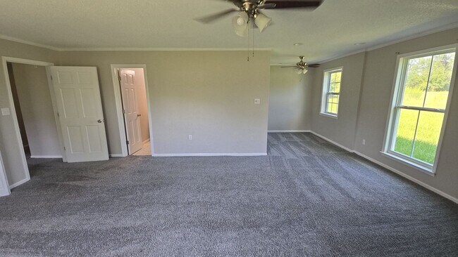 Building Photo - 985 Pineland Ave