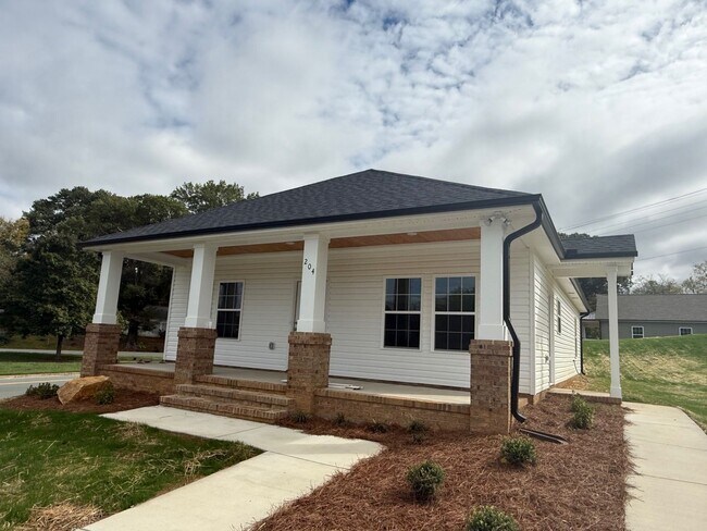 Building Photo - Three bedroom, 2 bath newly constructed house in Graham