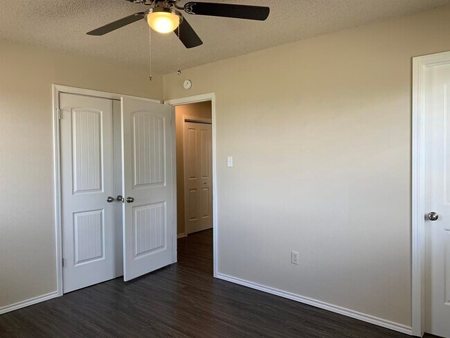 Building Photo - 102 Mohawk Ave