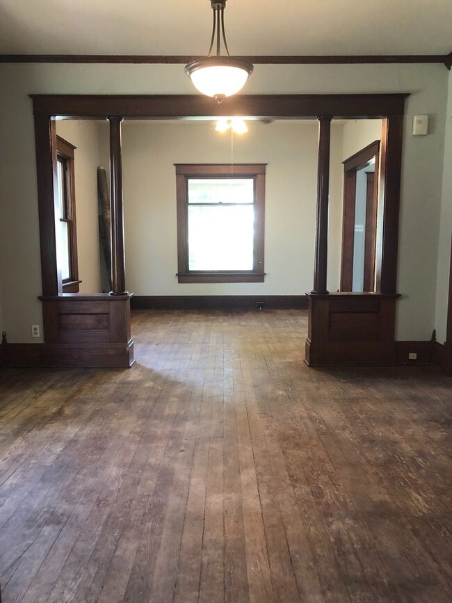 Building Photo - $795 - 2 bed 1 bath - Single Family Home
