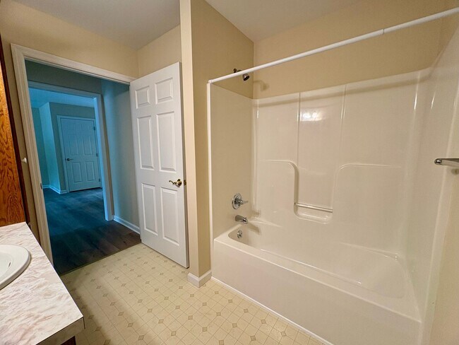 Building Photo - 3 Bedroom 2.5 Bathroom Home Available in Elizabethtown!