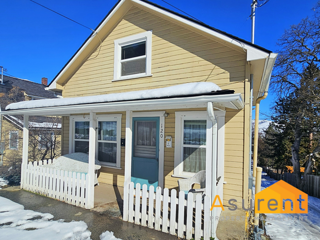 Building Photo - One Bedroom Carriage House with modern upd...