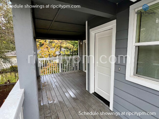 Building Photo - Free Rent! Remodeled 3-Bedroom, 2-Bath Top...