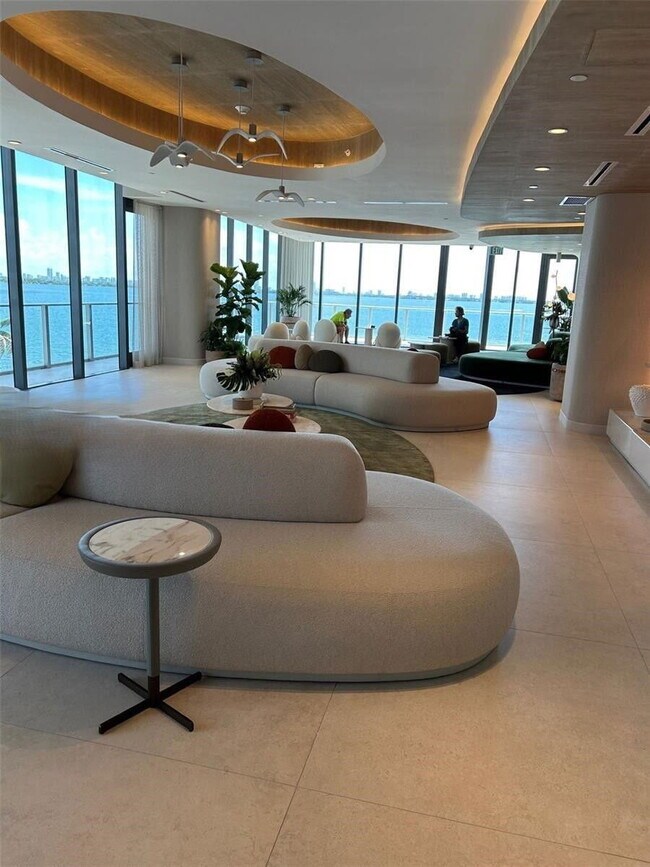 Building Photo - 700 NE 24th St