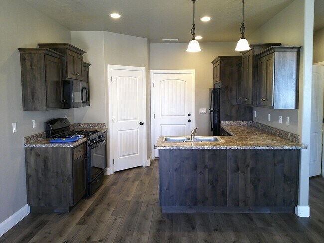Building Photo - **Move-In Discount** 3 Bed 2.5 Bath -Newer...