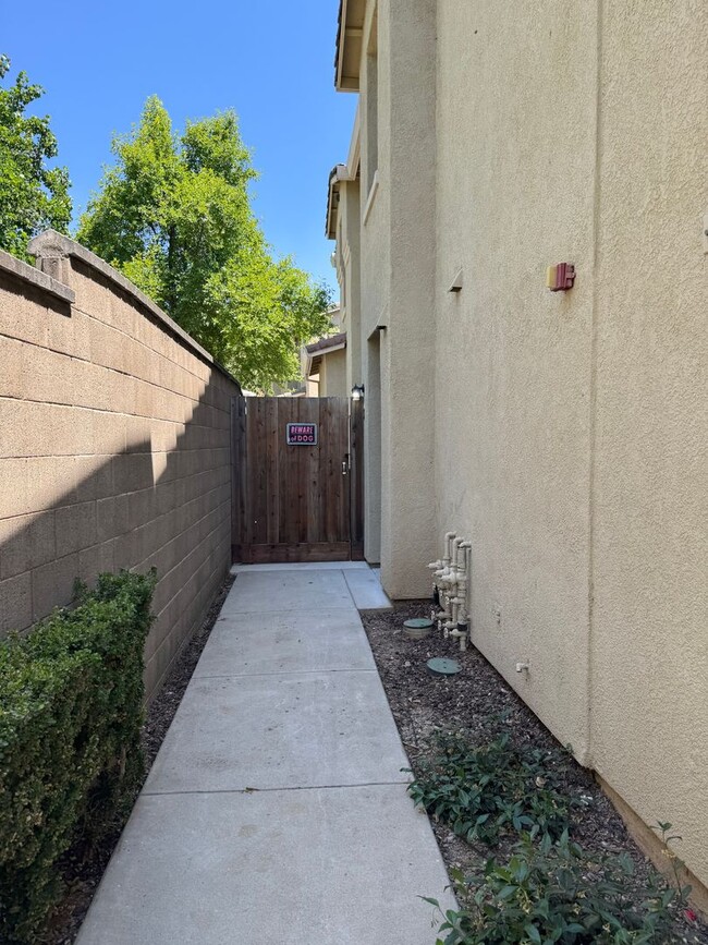 Building Photo - Condo with new paint and carpet! Access to...