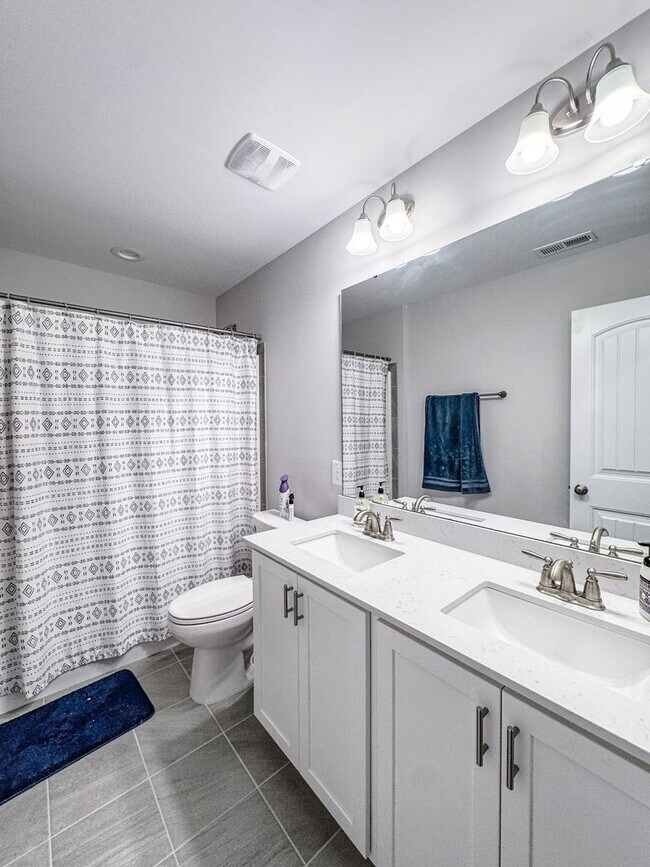 Building Photo - Stunning 4 Bed Home with Fenced Backyard